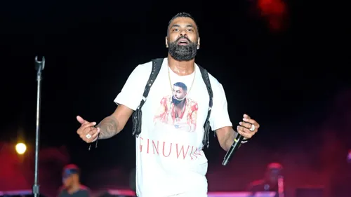 Ginuwine tombe sur scène en plein festival, sa chute fait le buzz...