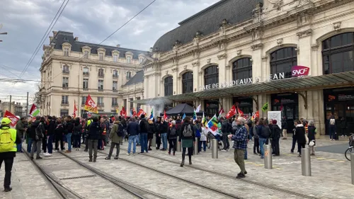 Réforme des retraites : les manifestants bordelais descendent sur les voies de la gare Saint-Jean 