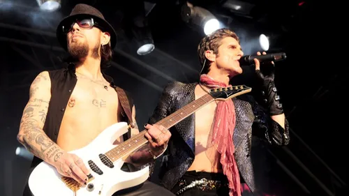 Perry Farrell et Dave Navarro de Jane’s Addiction en viennent aux...