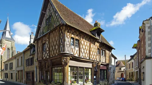 Village préféré des Français : Stéphane Bern à Levroux (Indre) le...