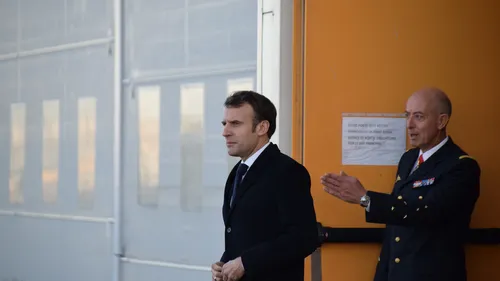 Maine-et-Loire: Emmanuel Macron en visite dans un centre d'accueil...