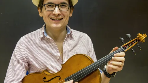 Passé par Angers, il parcourt le tour du monde avec son alto et...