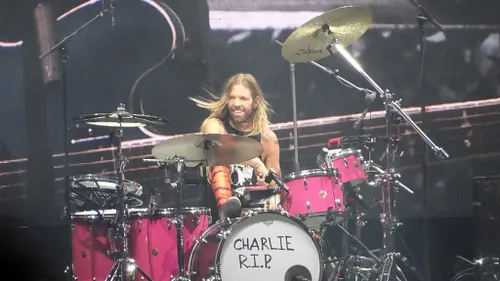 Pour son anniversaire, les Foo Fighters rendent hommage à Taylor...