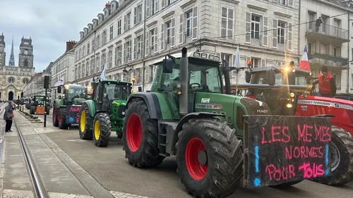 Orléans : 130 tracteurs mobilisés devant la cathédrale