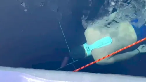 Record : un Français nage 105 m sous la glace en maillot et en...