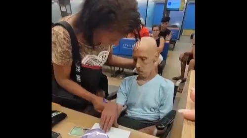 Brésil : elle vient à la banque avec son oncle mort pour effectuer...