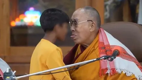 "Ce monde est plein de prédateurs" :  le Dalaï Lama demande à un...
