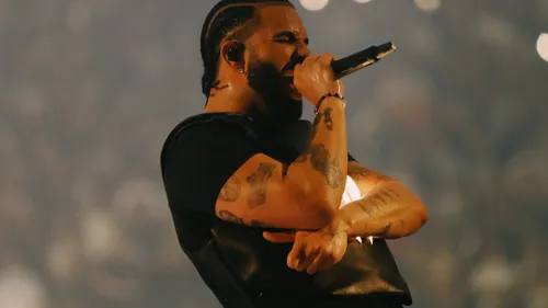 "For All the Dogs" : Drake dévoile la cover de son prochain album...