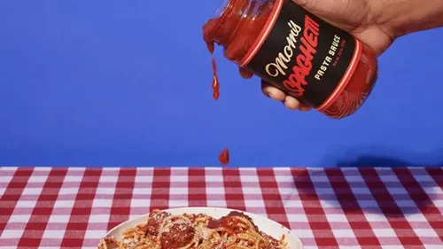 Eminem met en vente sa sauce tomate "Mom's Spaghetti", les pots...
