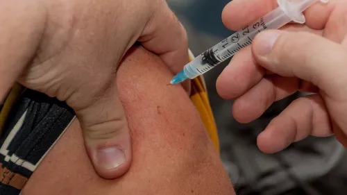 Un homme reçoit six doses de vaccin anti-Covid !