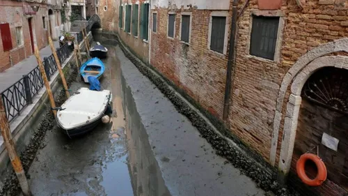 Sécheresse : les canaux de Venise sont à sec, les gondoles...