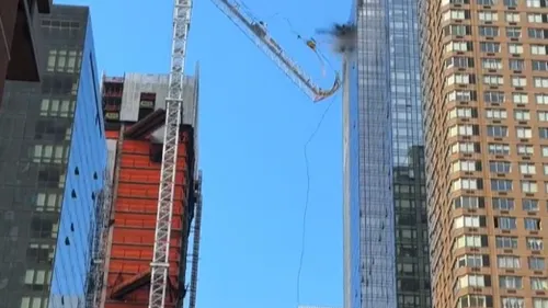 New York : l'impressionnante chute d'une grue en flammes en pleine...