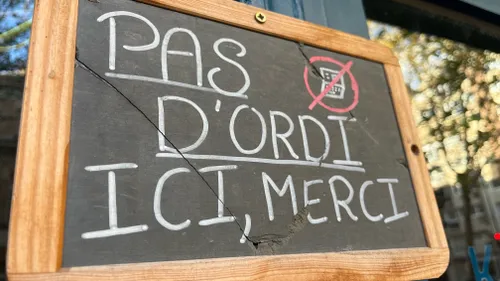 Un café sans ordi, la nouvelle tendance à Paris.