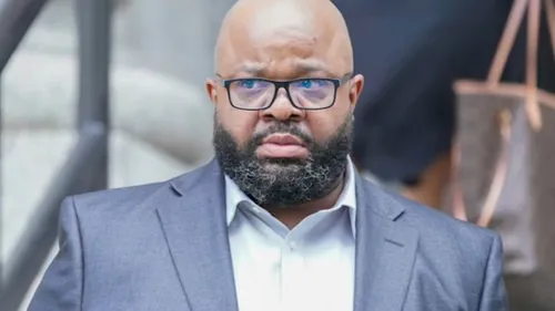 R. Kelly : son manager condamné à 20 mois de prison après avoir...