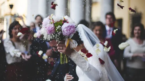Ils se rendent à un mariage avec leurs enfants turbulents, les...
