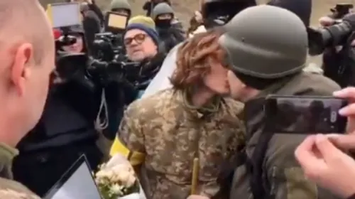 Deux soldats se disent "Oui" près de la ligne de front ukrainienne...