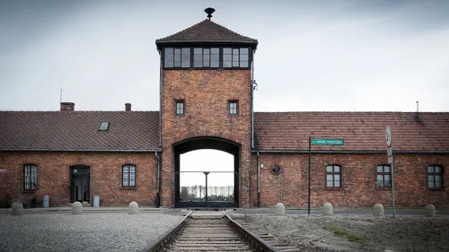 "Respectez leur mémoire" : le Mémorial d’Auschwitz rappelle à...