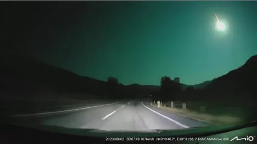 Un météore vert illumine le ciel en Turquie, les images fascinent...