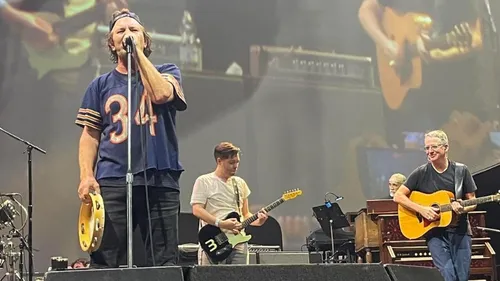 Un fan rejoint Pearl Jam sur scène pour "Yellow Ledbetter"