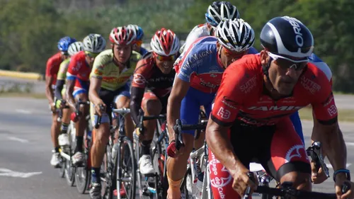 Espagne : pourquoi 130 coureurs cyclistes ont abandonné pendant une...