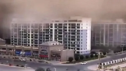 Quand une tempête de sable engloutit une ville chinoise (vidéo)