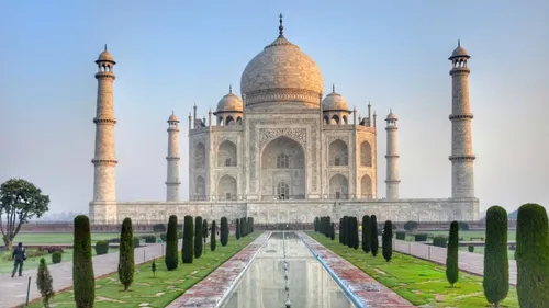 Il construit une copie du Taj Mahal pour déclarer son amour à son...