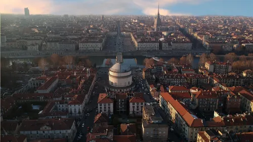 Turin : un homme réceptionne et sauve une fillette tombée du 5e étage 