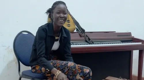  Ouassa Sogoba, première et seule femme à jouer d' un instrument...