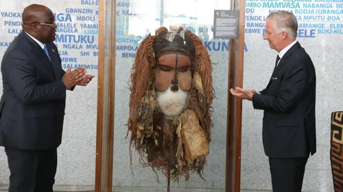 RDC : la remise du masque "Soukou" par le Roi belge ne suffit pas...