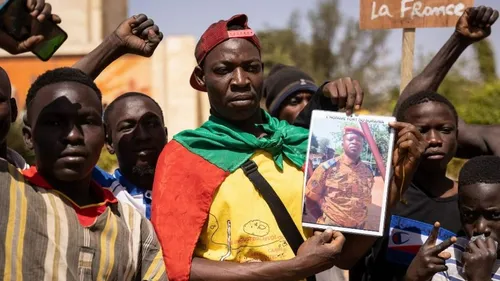 « Il faut laisser les peuples africains disposer d’eux même » -...