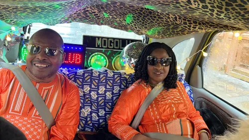 Amadou & Mariam font découvrir leur nouveau titre "Mogolu" en taxi