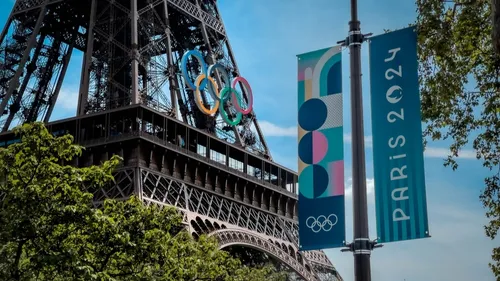 Une parade grandiose à Paris pour célébrer les héros des Jeux...