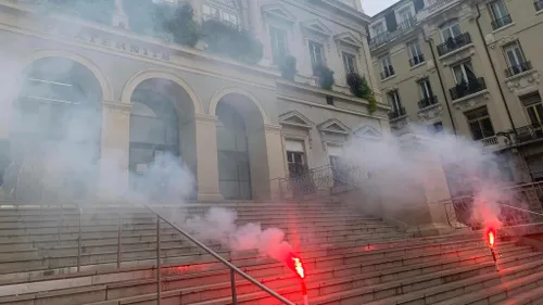 Conseil municipal de Saint-Etienne : Plus de 200 personnes devant...