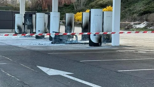 Saint-Chamond : des bornes Tesla incendiées 