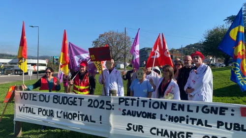 CHU de Saint-Etienne : Une vingtaine de manifestants pour défendre...