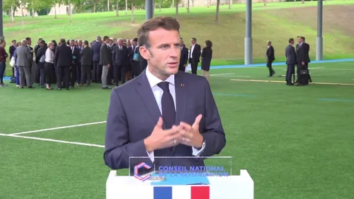 Emmanuel Macron : "Ce ne sont pas des casseroles qui feront avancer...