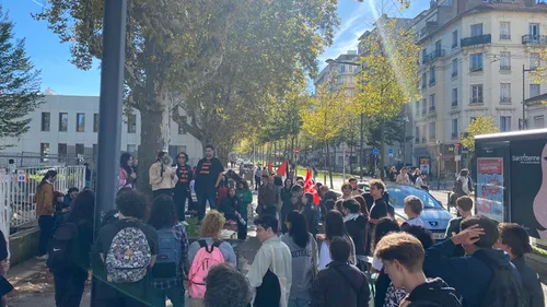 Saint-Étienne : Un rassemblement devant le campus Tréfilerie 