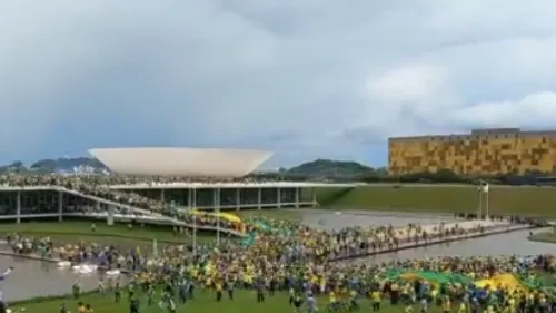 Brésil : des milliers de manifestants envahissent la place des...