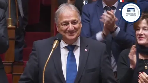Dino Cinieri ovationné pour sa dernière question au gouvernement