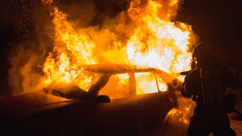 Saint-Etienne : il incendie une poubelle et une voiture et dit ne...