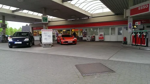 Pénurie de carburants : la grève reconduite chez Esso et Total...