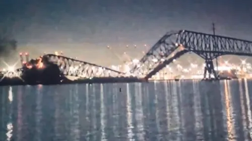[VIDEO] Etats-Unis : un pont s'effondre après avoir été percuté par...