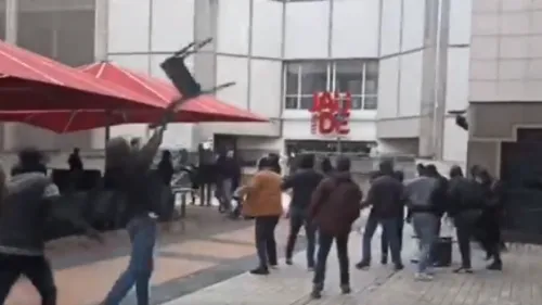 [VIDEO] Une bagarre à coups de chaises de terrasse à Clermont-Ferrand 