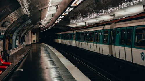 Paris : deux personnes meurent percutées par un métro 