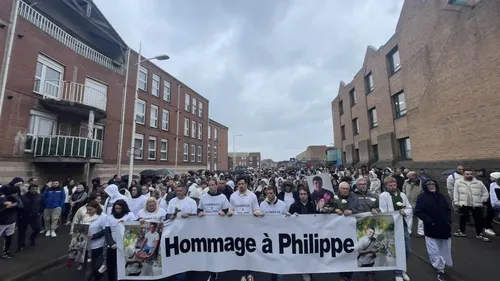 Grande-Synthe: 2000 personnes rendent hommage à Philippe