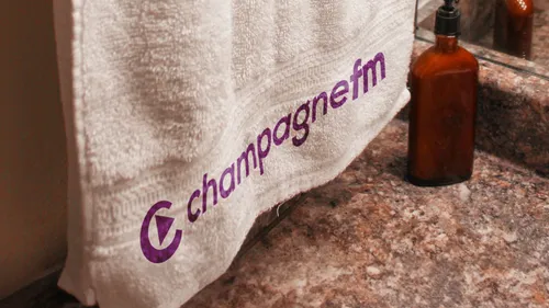 GAGNEZ VOTRE SERVIETTE DE BAIN CHAMPAGNE FM