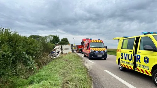 Un poids lourd termine sa course dans le fossé .