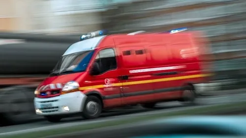 Un jeune homme coincé dans un véhicule en position instable 