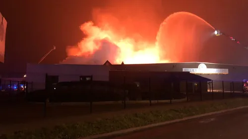 Bierne : un violent incendie en cours dans l'usine Billiet Menuiserie