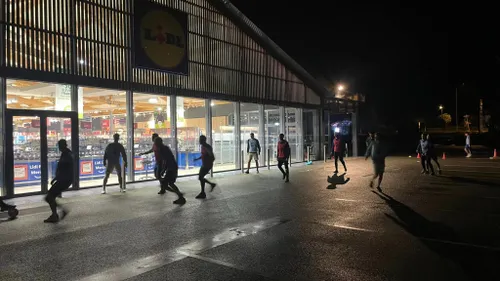 Vidéo | Insolite : en raison des intempéries, ce club de football...
